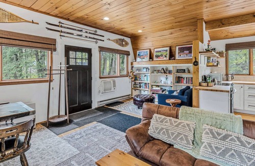 Taftsville House | River Bend Woodstock Getaway w/Hot Tub & Fireplace
