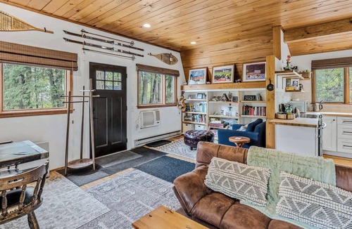 Taftsville House | River Bend Woodstock Getaway w/Hot Tub & Fireplace