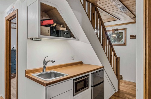 Taftsville House | River Bend Woodstock Getaway w/Hot Tub & Fireplace