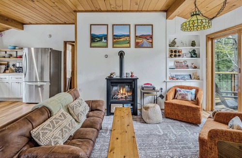 Taftsville House | River Bend Woodstock Getaway w/Hot Tub & Fireplace