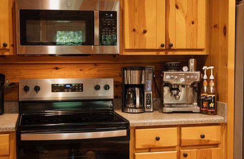 White Haven Cabin | River front cabin with NEW game room/hot tub/sauna in Pocono mountains