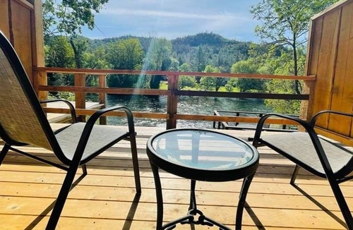 Shady Cove House | Riverfront Lodging River Room 20