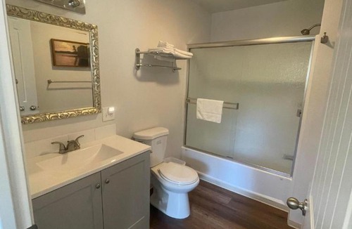 Shady Cove Hotel | Riverfront Lodging