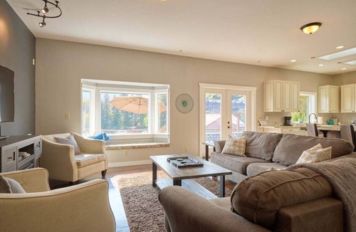 Peshastin House | Riverfront with Hot Tub | 4 King Beds, 4 Mi to Leavenworth