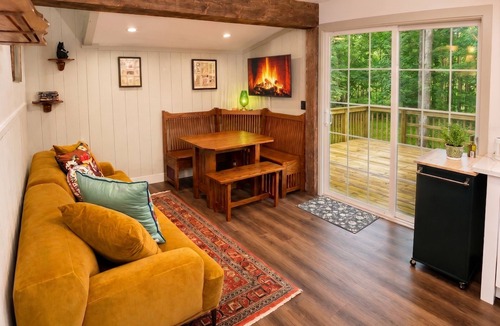 Bartlett Cottage | Riverside Cottage Private Beach Mountain Views