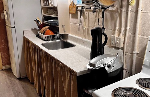 Bancroft Apartment | Riverside suite on York River in town free parking