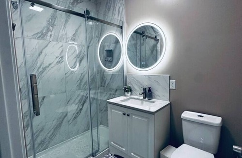 Downtown Niagara Falls House | *Riverview*Walk to Falls*Newly Renovated*2nd floor