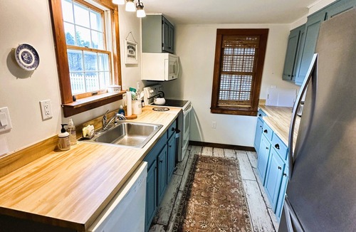 Jay House | Rocky Branch Retreat on 33 acres with fenced yard, fireplaces & deck