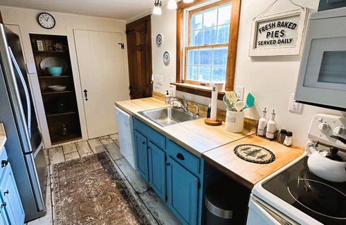 Jay House | Rocky Branch Retreat on 33 acres with fenced yard, fireplaces & deck