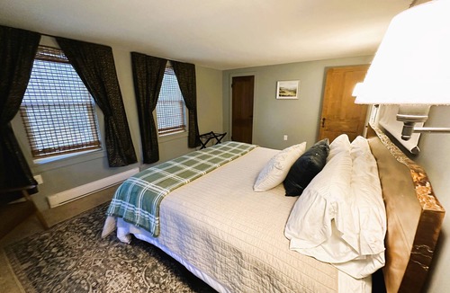 Jay House | Rocky Branch Retreat on 33 acres with fenced yard, fireplaces & deck