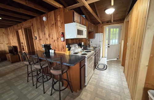 Sullivan Cabin | Rocky Shore Cabin - Flanders Pond