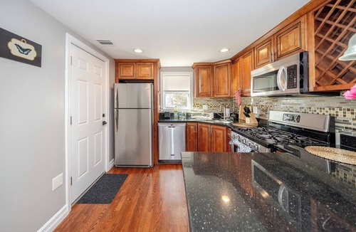 Quincy Apartment | Romantic 2BR Quincy Retreat Pet-Friendly Wollaston Beach & Red Line 74R