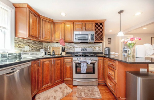 Quincy Apartment | Romantic 2BR Quincy Retreat Pet-Friendly Wollaston Beach & Red Line 74R
