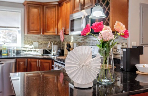 Quincy Apartment | Romantic 2BR Quincy Retreat Pet-Friendly Wollaston Beach & Red Line 74R