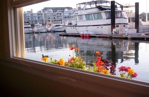 Thompson Square - Bunker Hill Boat Rental | Romantic Boston Harbor Houseboat Stay for 2 people. A/C. Close to Freedom Trail.