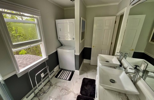Camden House | Romantic Coastal Escape near Harbor
