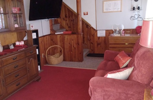 Wales Center Bed & Breakfast | Romantic couples bed & breakfast in secluded Strykersville NY