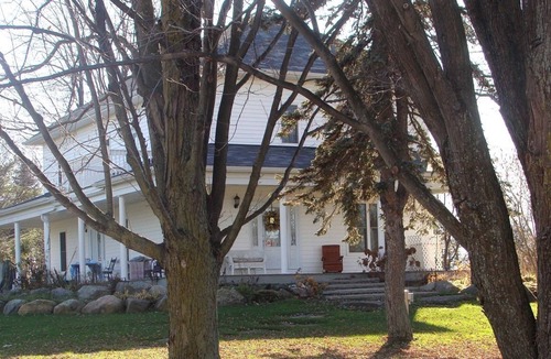 North Dundas House | Romantic Suite Getaway with a Relaxing Soaking Tub in Winchester, Ontario
