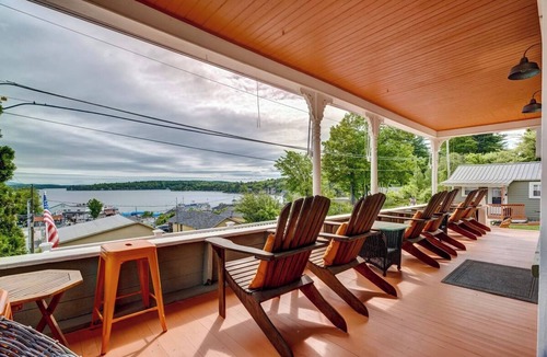 Weirs Beach House | Room 11 (3rd Floor Shared Bathroom)