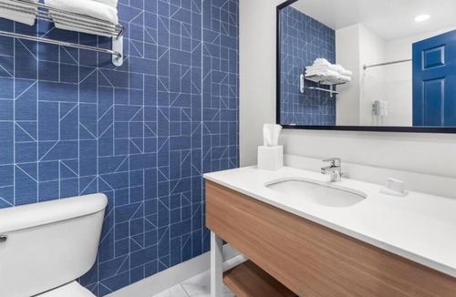 Essex Junction Hotel | Room Near Burlington Airport – Just 3.1 Miles Away with Continental Breakfast