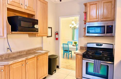 Eastside House | Room Near SU Dome and Downtown with Communal Spaces