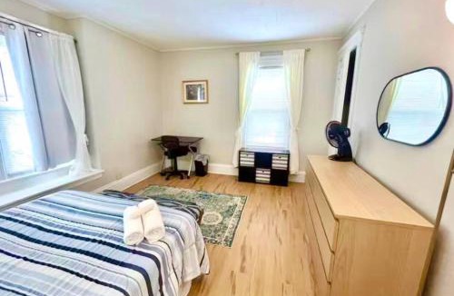 Eastside House | Room Near SU Dome and Downtown with Communal Spaces