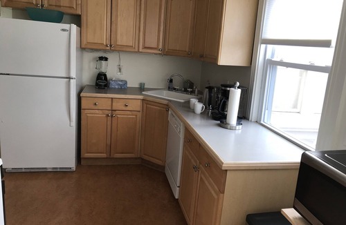 Rosemont Apartment | Rosemont 1st Fl: 2BR: Sunny Spacious Convenient