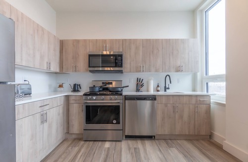 East Orange Apartment | Rosy Retreat with NYC Views by the train! Free Parking+3 beds. ✨10% OFF 7 days ✨