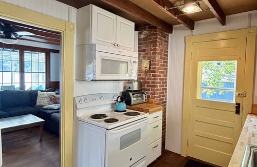 Alton Cabin | Rustic 4-bedroom cabin with WiFi, AC in charming Alton Bay on Lake Winni.