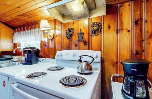 York Beach Cottage | Rustic and well-equipped cottage w/gas grill, deck, large lawn - near the ocean