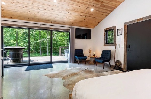 Madison Cabin | Rustic-Chic Woodside Cabin w/Hot Tub & Private Deck on 450-Acre Ohio Retreat