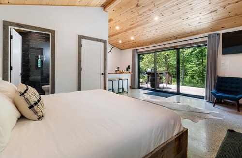 Madison Cabin | Rustic-Chic Woodside Cabin w/Hot Tub & Private Deck on 450-Acre Ohio Retreat