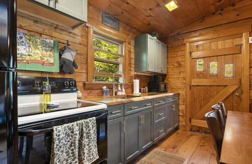 Ludlow Cabin | Rustic log cabin just minutes from Okemo Mountain!