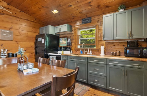 Ludlow Cabin | Rustic log cabin just minutes from Okemo Mountain!