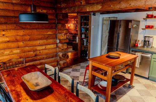 Eastern Vermont Cabin | Rustic Log Cabin w/Modern Updates - Close to Stowe - Steps from LV Rail Trail