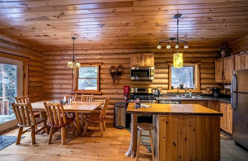 Wilmington Cabin | Rustic Log Cabin with Jacuzzi Bathtub in the Adirondack Mountains, New York