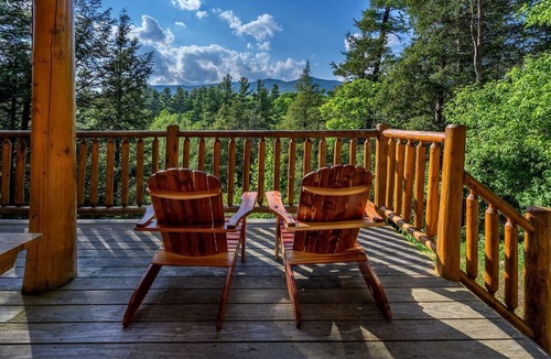 Wilmington Cabin | Rustic Log Cabin with Jacuzzi Bathtub in the Adirondack Mountains, New York