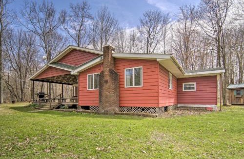 Russell House | Rustic & Modern Russell Cabin w/Grill + Deck