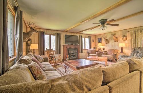 Russell House | Rustic & Modern Russell Cabin w/Grill + Deck