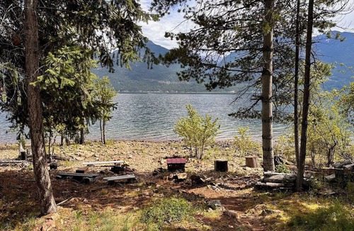 Kaslo Cabin | Rustic Waterfront Log Cabin