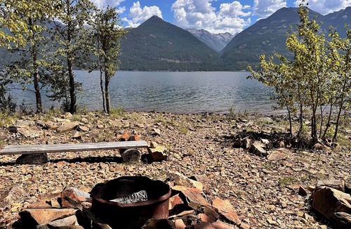 Kaslo Cabin | Rustic Waterfront Log Cabin