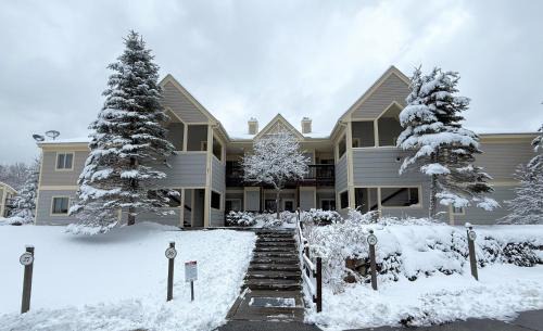 Carroll Apartment | S27 Family style Bretton Woods condo - close to Mt Washington hotel in Cog