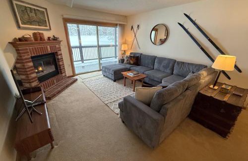 Carroll Apartment | S27 Family style Bretton Woods condo - close to Mt Washington hotel in Cog