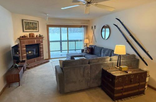 Carroll Apartment | S27 Family style Bretton Woods condo - close to Mt Washington hotel in Cog