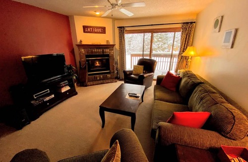 Bretton Woods Apartment | S4 Ski Slope Views! Bretton Woods condo with easy access to Mt Washington, Skiing, White Mountains!