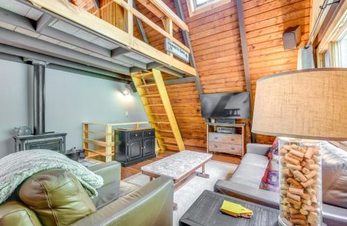 Warren House | Saltwater Hot Tub & WFH-Friendly Warren Cabin!