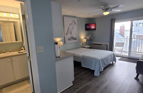 Hampton Condo | Salty Suite II - Steps to Pool + Beach