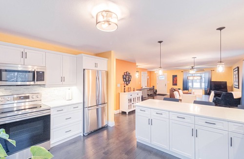 Grand Bend Cottage | Sandalwood Cottage | Hot Tub | Walk to Beach | Firepit | Grand Bend & The Pinery