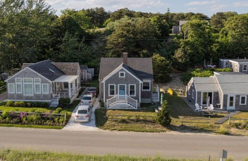 Wellfleet House | Sandy beach cottage on Wellfleet Bay