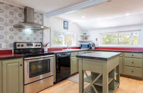 Stockton Springs House | Sandy Point Cottage-Oceanfront!